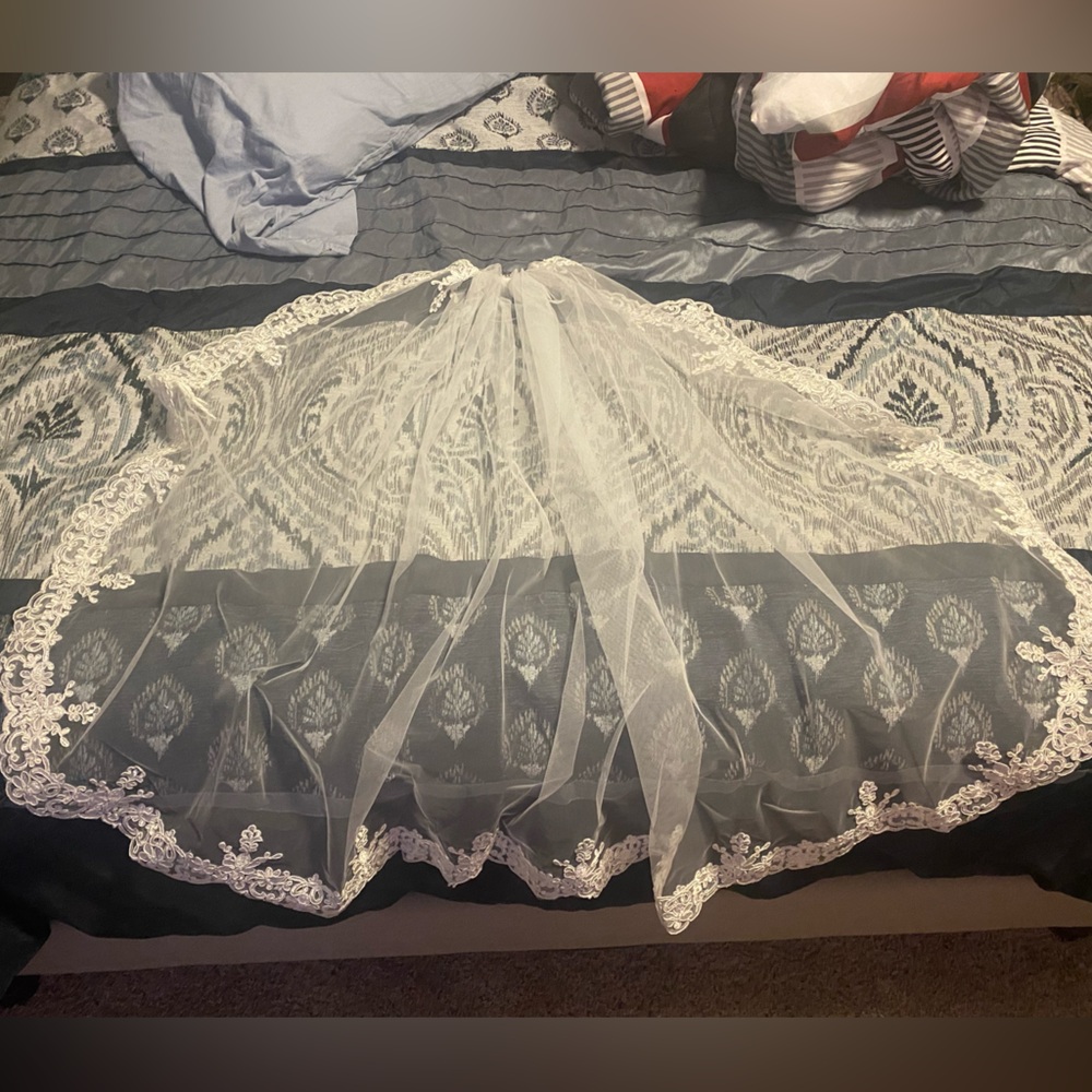 Waist to butt length lace tulle bridal veil